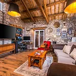 Rustic Cozy House Pupy *