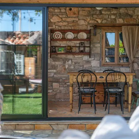 Villa Rustic Cozy House Pupy
