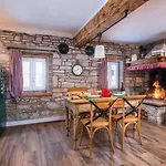 빌라 Rustic Cozy House Pupy