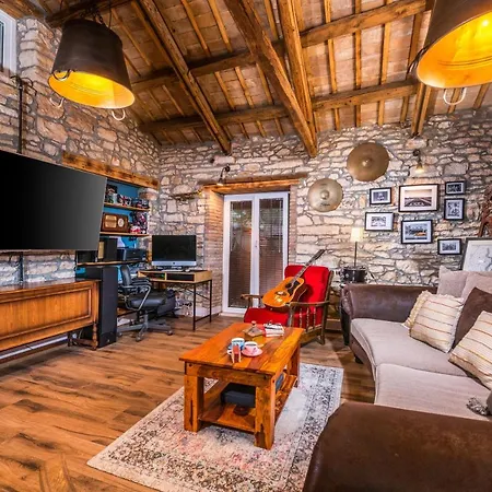 Rustic Cozy House Pupy *