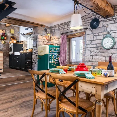 Rustic Cozy House Pupy *
