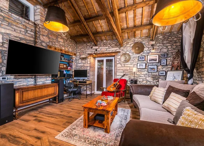 Rustic Cozy House Pupy *